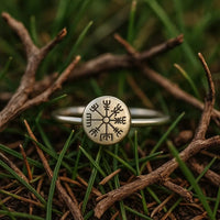 Vegvisir-Ring einer Kriegerin mit Schild Vegvisir-Ring einer Kriegerin mit Schild