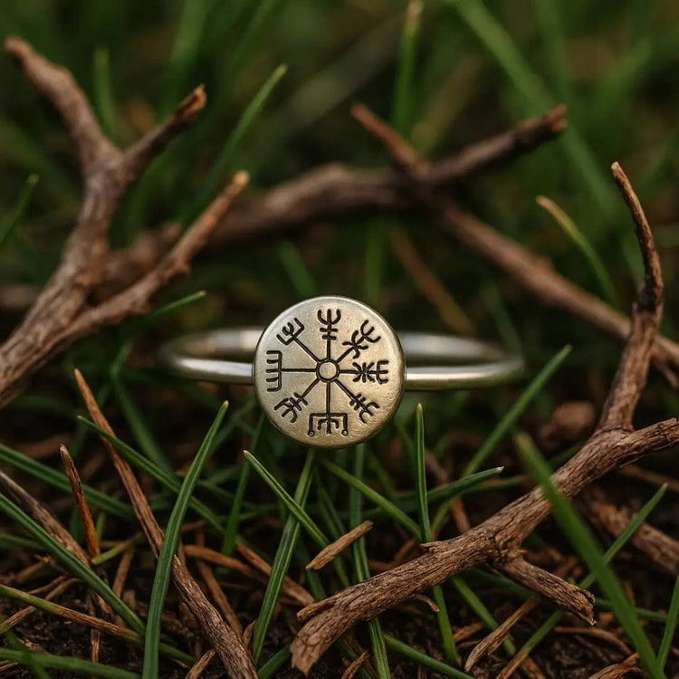 Vegvisir-Ring einer Kriegerin mit Schild Vegvisir-Ring einer Kriegerin mit Schild