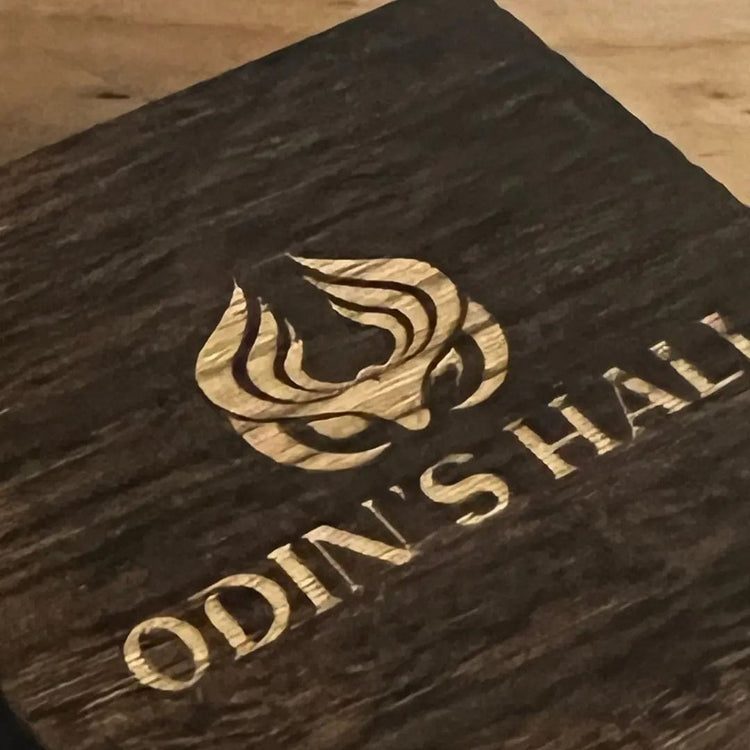 Holzkiste mit Gravur von Odin's Hall Holzkiste mit Gravur von Odin's Hall