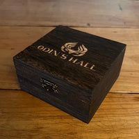 Holzkiste mit Gravur von Odin's Hall Holzkiste mit Gravur von Odin's Hall