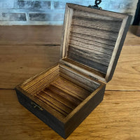 Holzkiste mit Gravur von Odin's Hall Holzkiste mit Gravur von Odin's Hall