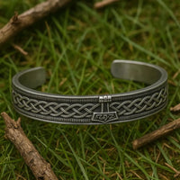 Wikingerarmband, das den Mjölnir trägt Wikingerarmband, das den Mjölnir trägt