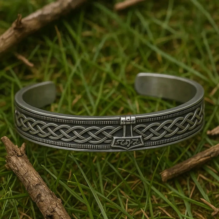 Wikingerarmband, das den Mjölnir trägt Wikingerarmband, das den Mjölnir trägt
