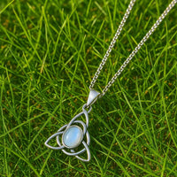 Triquetra \"Talisman der Weiblichkeit\" Halskette mit Mondstein Triquetra \"Talisman der Weiblichkeit\" Halskette mit Mondstein