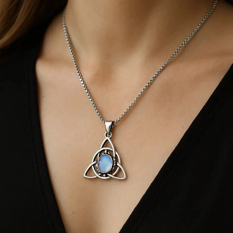 Triquetra \"Talisman der Weiblichkeit\" Halskette mit Mondstein Triquetra \"Talisman der Weiblichkeit\" Halskette mit Mondstein