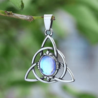 Triquetra \"Talisman der Weiblichkeit\" Halskette mit Mondstein Triquetra \"Talisman der Weiblichkeit\" Halskette mit Mondstein
