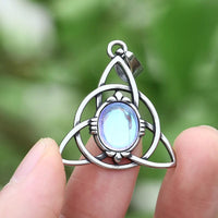 Triquetra \"Talisman der Weiblichkeit\" Halskette mit Mondstein Triquetra \"Talisman der Weiblichkeit\" Halskette mit Mondstein