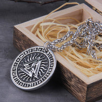 Wikinger-Halskette \"Sonnenanhänger Runic und Valknut\". Wikinger-Halskette \"Sonnenanhänger Runic und Valknut\".