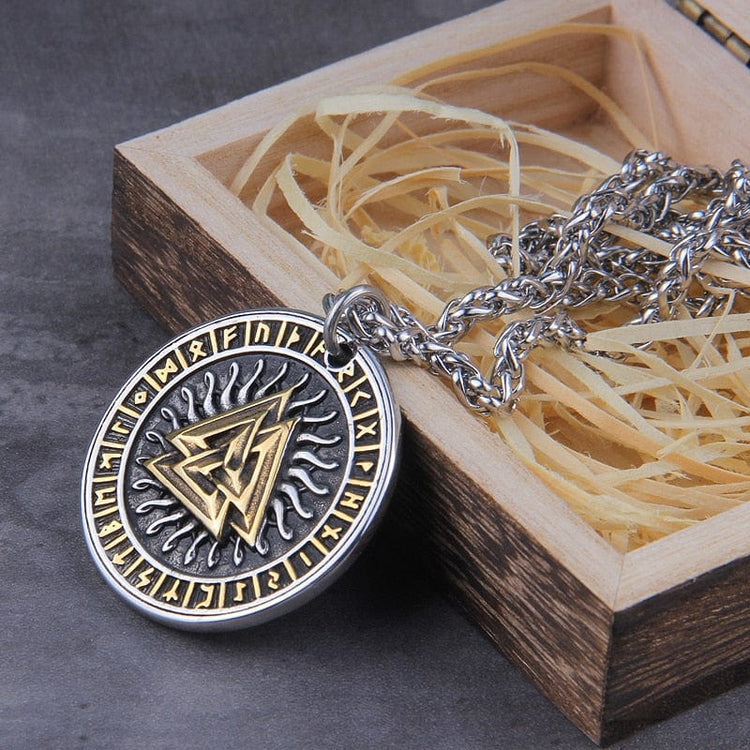 Wikinger-Halskette \"Sonnenanhänger Runic und Valknut\". Wikinger-Halskette \"Sonnenanhänger Runic und Valknut\".