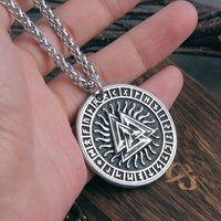 Wikinger-Halskette \"Sonnenanhänger Runic und Valknut\". Wikinger-Halskette \"Sonnenanhänger Runic und Valknut\".