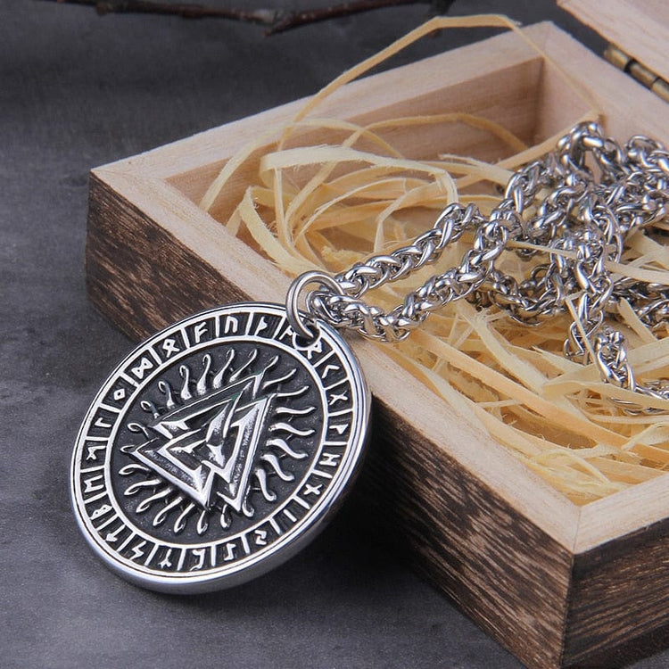 Wikinger-Halskette \"Sonnenanhänger Runic und Valknut\". Wikinger-Halskette \"Sonnenanhänger Runic und Valknut\".