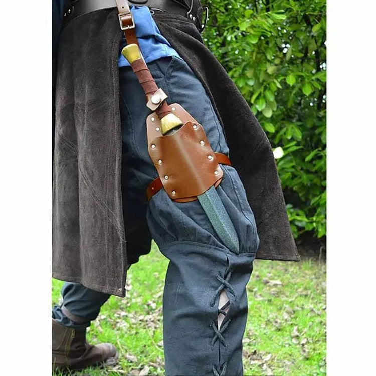 Dolchscheide an einem Bein Dolchscheide an einem Bein