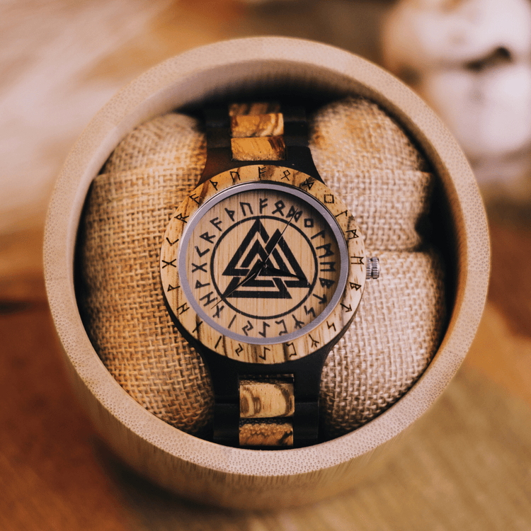 Uhr aus Holz Valknut - Odin's Hall Uhr aus Holz Valknut - Odin's Hall