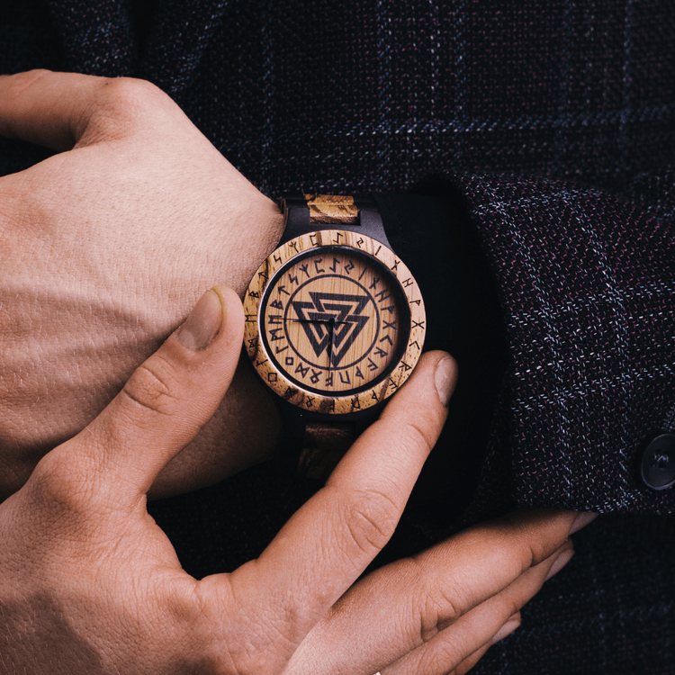 Uhr aus Holz Valknut - Odin's Hall Uhr aus Holz Valknut - Odin's Hall