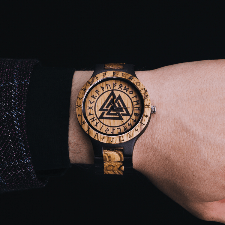 Uhr aus Holz Valknut - Odin's Hall Uhr aus Holz Valknut - Odin's Hall
