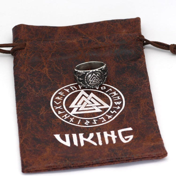 Ring Valknut, der von Odins Raben getragen wird Ring Valknut, der von Odins Raben getragen wird