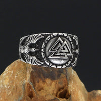 Ring Valknut, der von Odins Raben getragen wird Ring Valknut, der von Odins Raben getragen wird