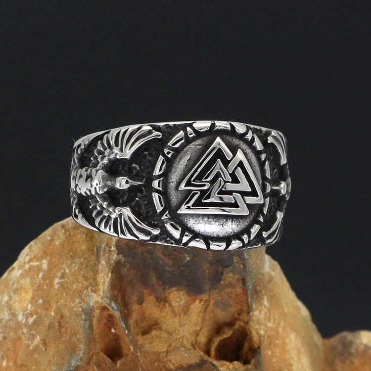 Ring Valknut, der von Odins Raben getragen wird Ring Valknut, der von Odins Raben getragen wird