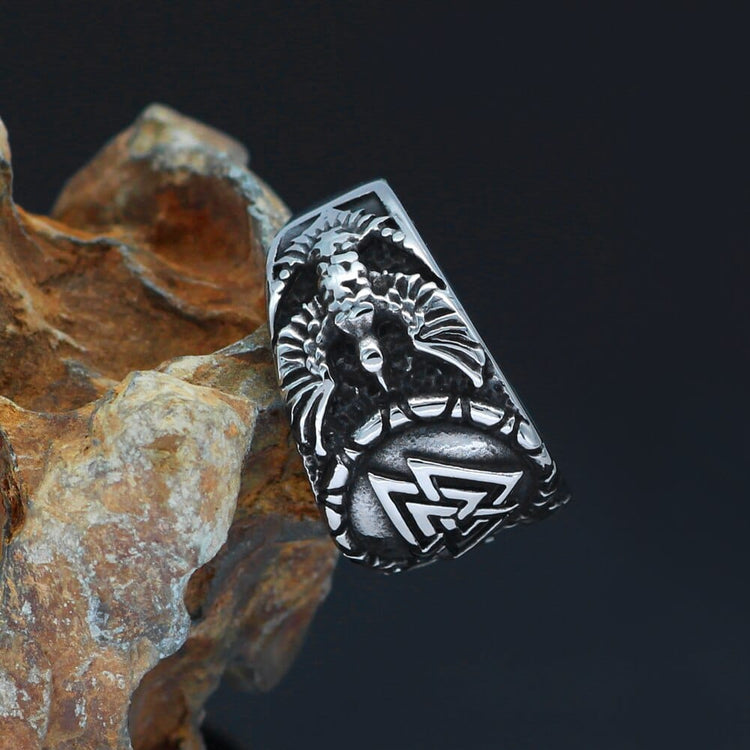 Ring Valknut, der von Odins Raben getragen wird Ring Valknut, der von Odins Raben getragen wird