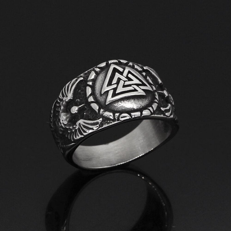 Ring Valknut, der von Odins Raben getragen wird Ring Valknut, der von Odins Raben getragen wird