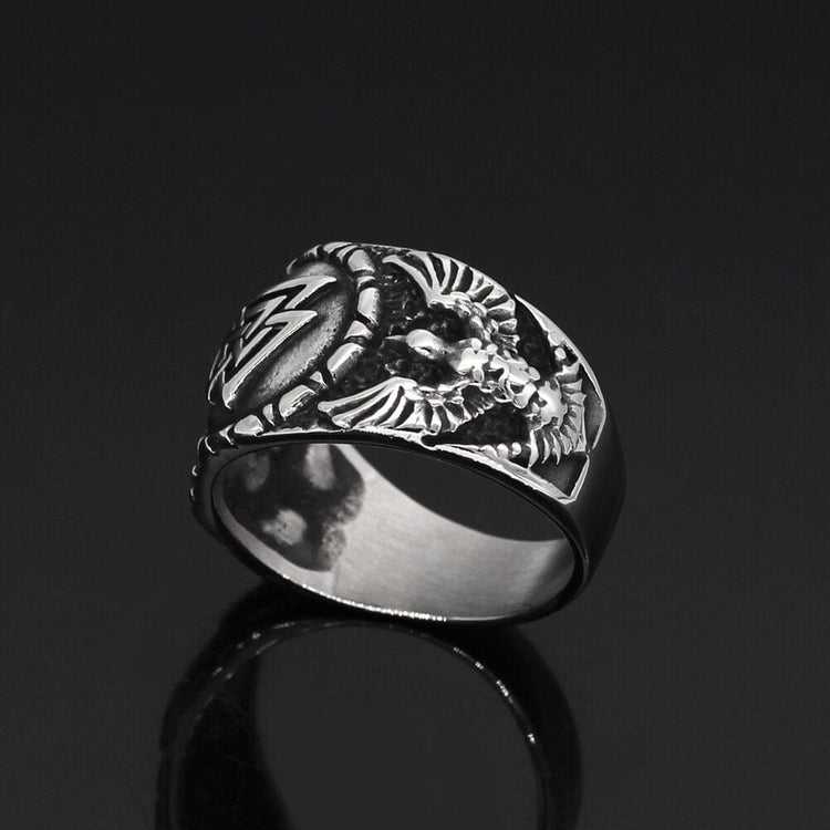 Ring Valknut, der von Odins Raben getragen wird Ring Valknut, der von Odins Raben getragen wird
