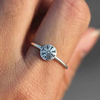 Vegvisir-Ring einer Kriegerin mit Schild Vegvisir-Ring einer Kriegerin mit Schild