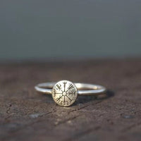 Vegvisir-Ring einer Kriegerin mit Schild Vegvisir-Ring einer Kriegerin mit Schild