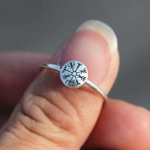 Vegvisir-Ring einer Kriegerin mit Schild Vegvisir-Ring einer Kriegerin mit Schild