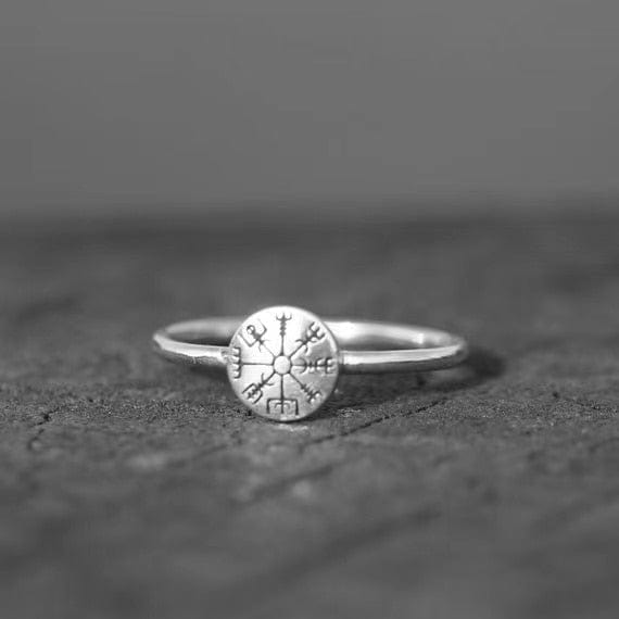 Vegvisir-Ring einer Kriegerin mit Schild Vegvisir-Ring einer Kriegerin mit Schild