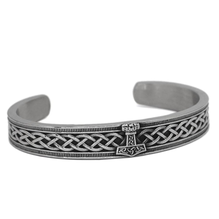 Wikingerarmband, das den Mjölnir trägt Wikingerarmband, das den Mjölnir trägt