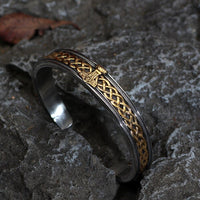 Wikingerarmband, das den Mjölnir trägt Wikingerarmband, das den Mjölnir trägt