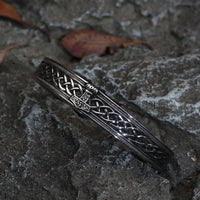 Wikingerarmband, das den Mjölnir trägt Wikingerarmband, das den Mjölnir trägt