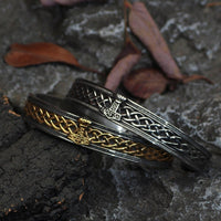 Wikingerarmband, das den Mjölnir trägt Wikingerarmband, das den Mjölnir trägt
