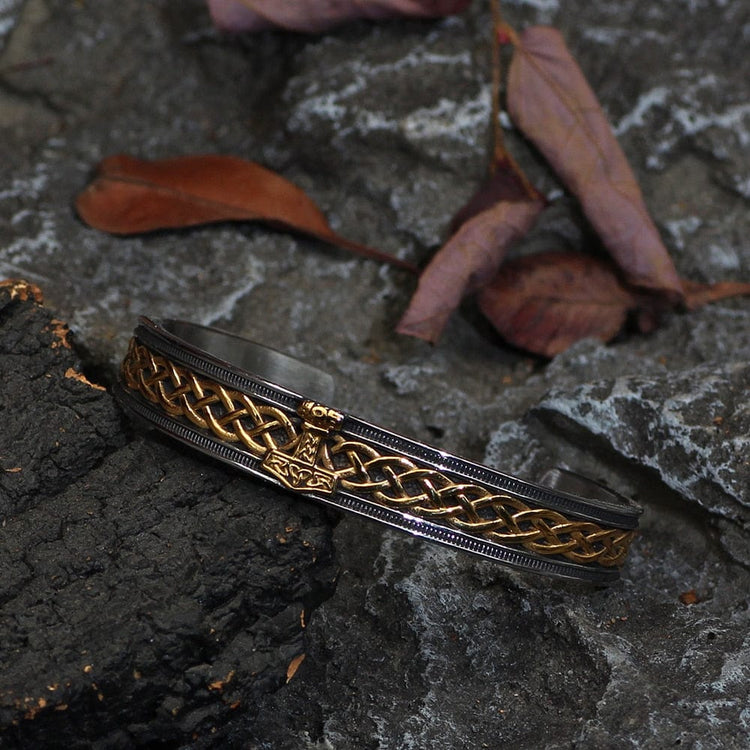 Wikingerarmband, das den Mjölnir trägt Wikingerarmband, das den Mjölnir trägt