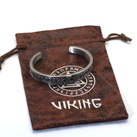 Wikingerarmband, das den Mjölnir trägt Wikingerarmband, das den Mjölnir trägt