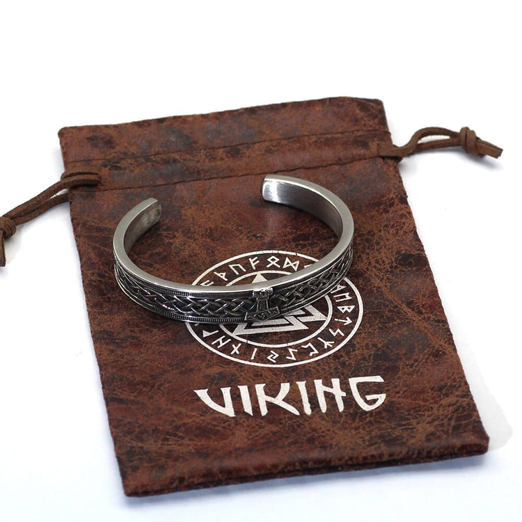 Wikingerarmband, das den Mjölnir trägt Wikingerarmband, das den Mjölnir trägt