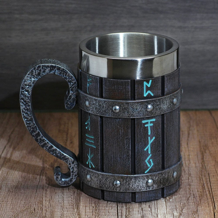 Wikingerkrug als Träger einer nordischen Rune Wikingerkrug als Träger einer nordischen Rune