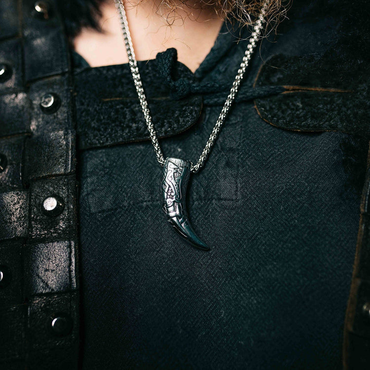 Wikingerkette Zahn von Fenrir, dem Riesenwolf Wikingerkette Zahn von Fenrir, dem Riesenwolf