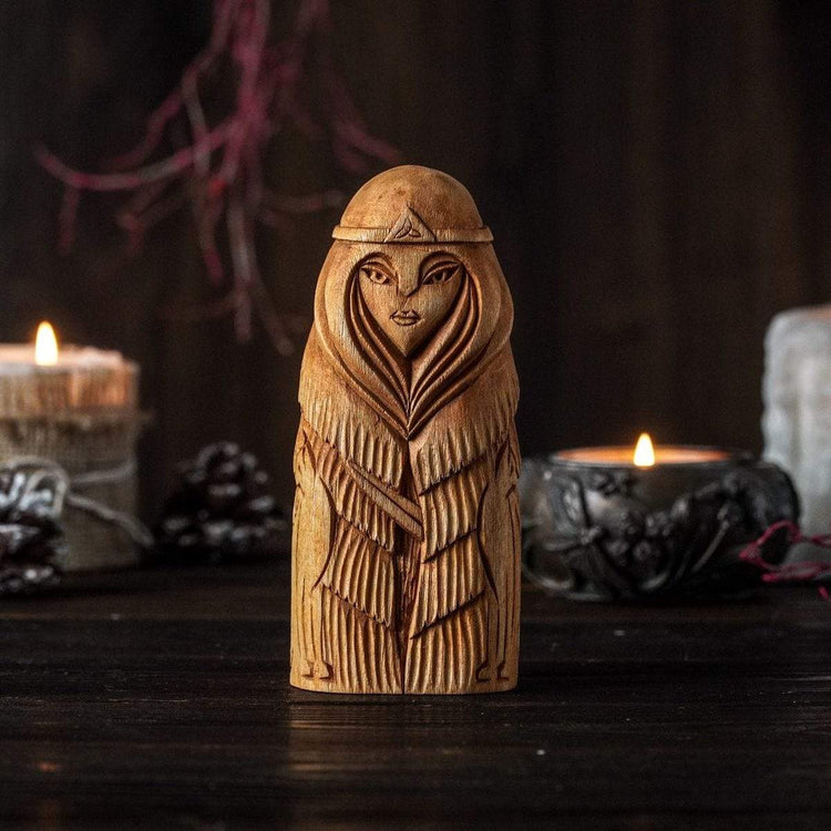 Holzstatue von Freya Holzstatue von Freya