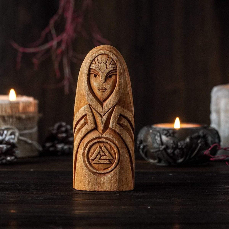 Holzstatue von Frigg Holzstatue von Frigg