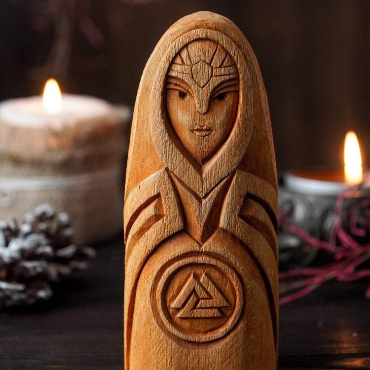 Holzstatue von Frigg Holzstatue von Frigg