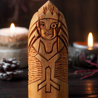 Holzstatue von Hel Holzstatue von Hel