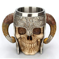 Teetasse mit Totenkopf und gekreuzten Knochen Teetasse mit Totenkopf und gekreuzten Knochen