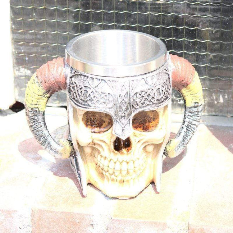 Teetasse mit Totenkopf und gekreuzten Knochen Teetasse mit Totenkopf und gekreuzten Knochen