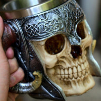 Teetasse mit Totenkopf und gekreuzten Knochen Teetasse mit Totenkopf und gekreuzten Knochen