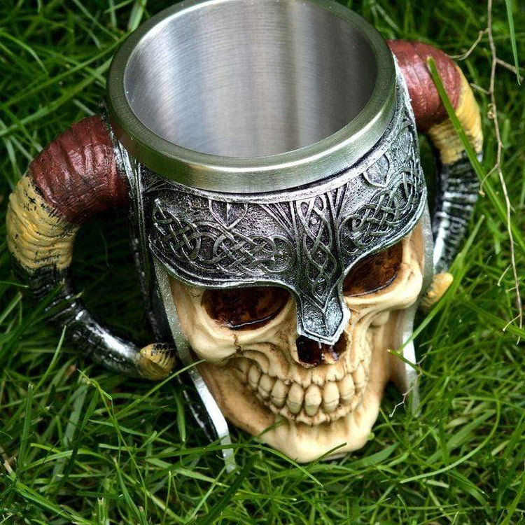 Teetasse mit Totenkopf und gekreuzten Knochen Teetasse mit Totenkopf und gekreuzten Knochen