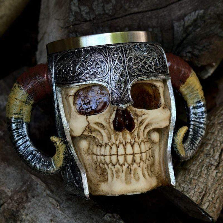 Teetasse mit Totenkopf und gekreuzten Knochen Teetasse mit Totenkopf und gekreuzten Knochen