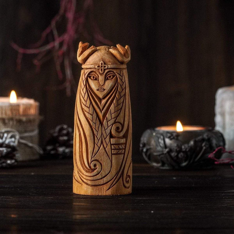 Holzstatue von Sif Holzstatue von Sif