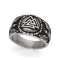 Ring Valknut, der von Odins Raben getragen wird