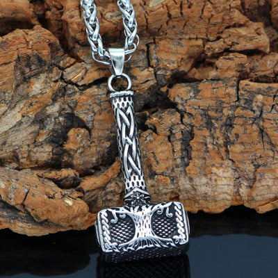 Mjolnir-Halskette mit dem Yggdrasil-Lebensbaum verziert